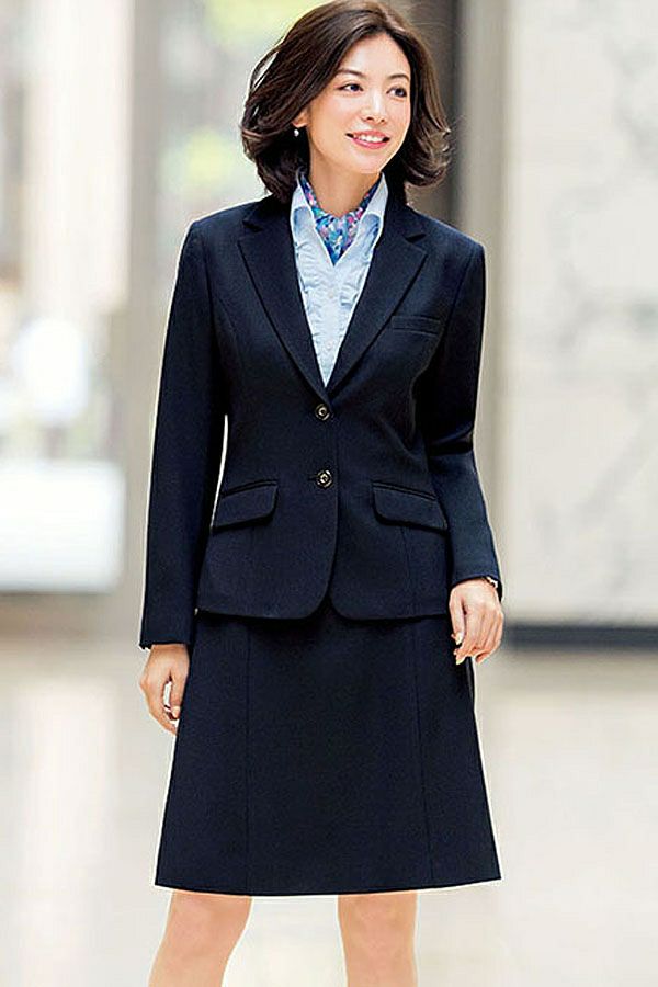 モデル着用　スカートスタイル　アップ　ジャケット（無地）　ミライトカルゼ