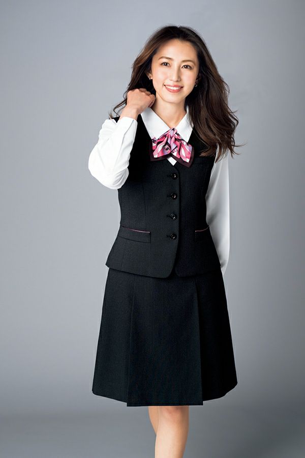 ベスト（ドットストライプ）　モデル着用　アップ　スカートスタイル　アップ