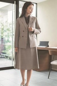 ダブルジャケット　ブラウンチェック　家庭洗濯可能　立体感のある織りでガンクラブチェックを表現　日本を代表するウールメーカーNIKKEと作り上げた　EAS795スカート着用　モデル着用　全身前