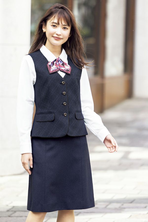 Aラインスカート（無地）　ネイビー　モデル着用　ベストあり