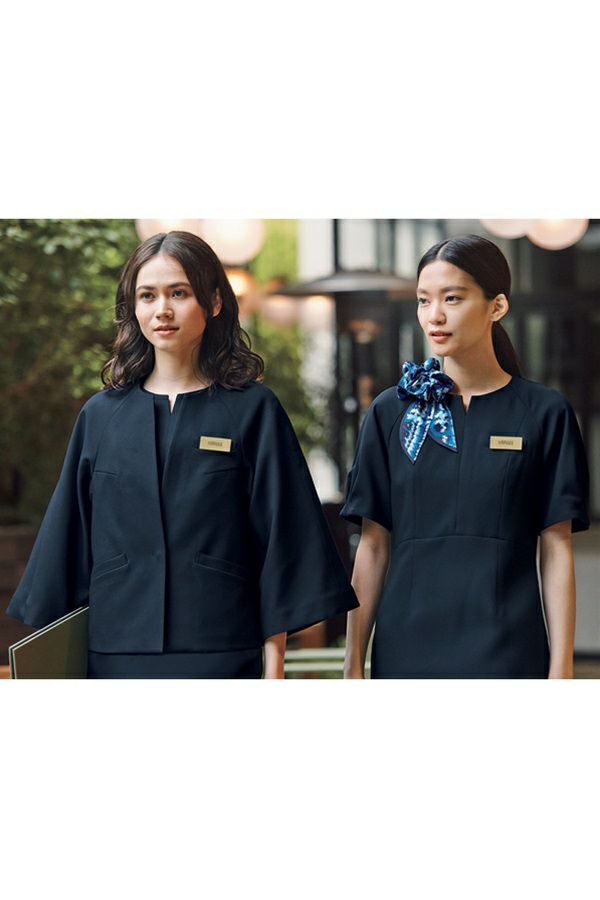 ノーカラージャケット（無地）　モデル着用　アップ