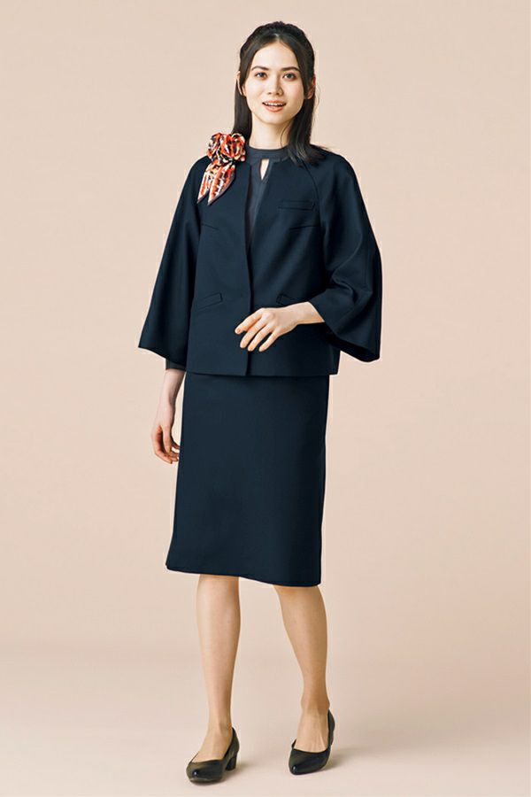 ノーカラージャケット（無地）　モデル着用　スカートスタイル