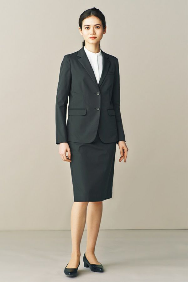 ジャケット長袖（無地）　モデル着用　全身　ブラック　スカートスタイル